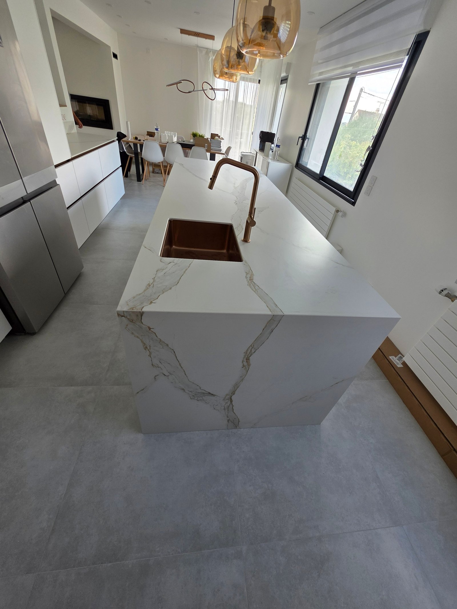 Cuisine Blanche et Bois avec Îlot en Céramique Uniceramica Statuario Extra