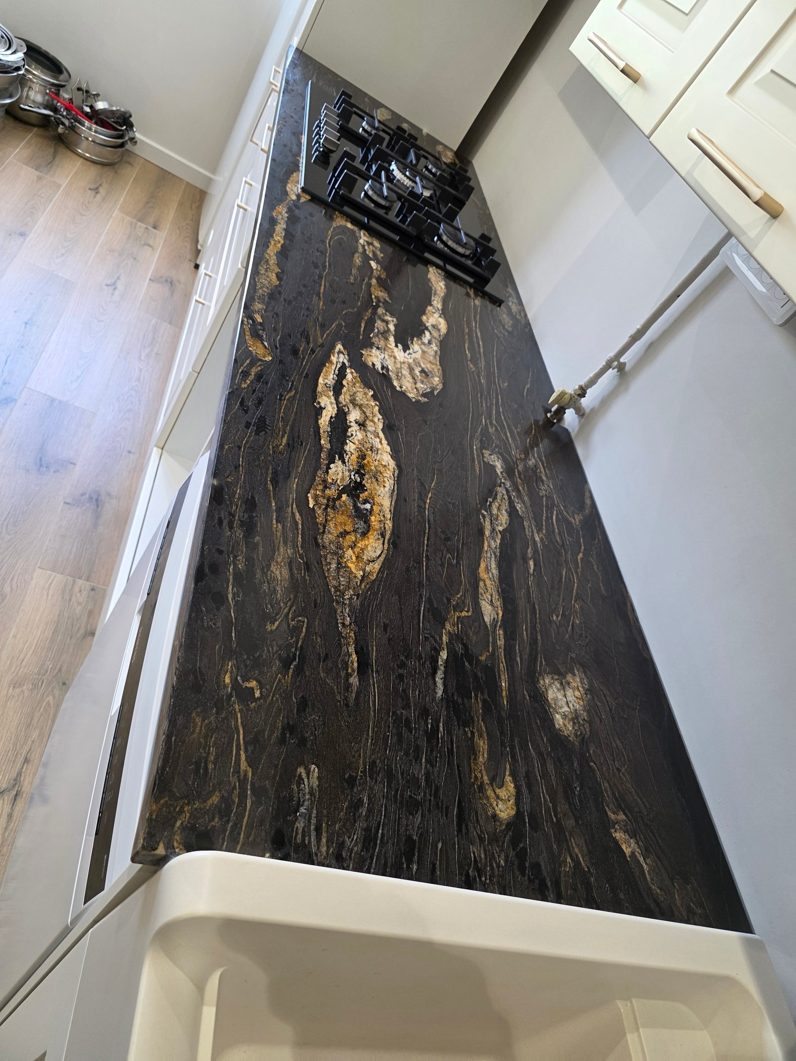 Cuisine et Buanderie en Granit Cosmic Black Gold