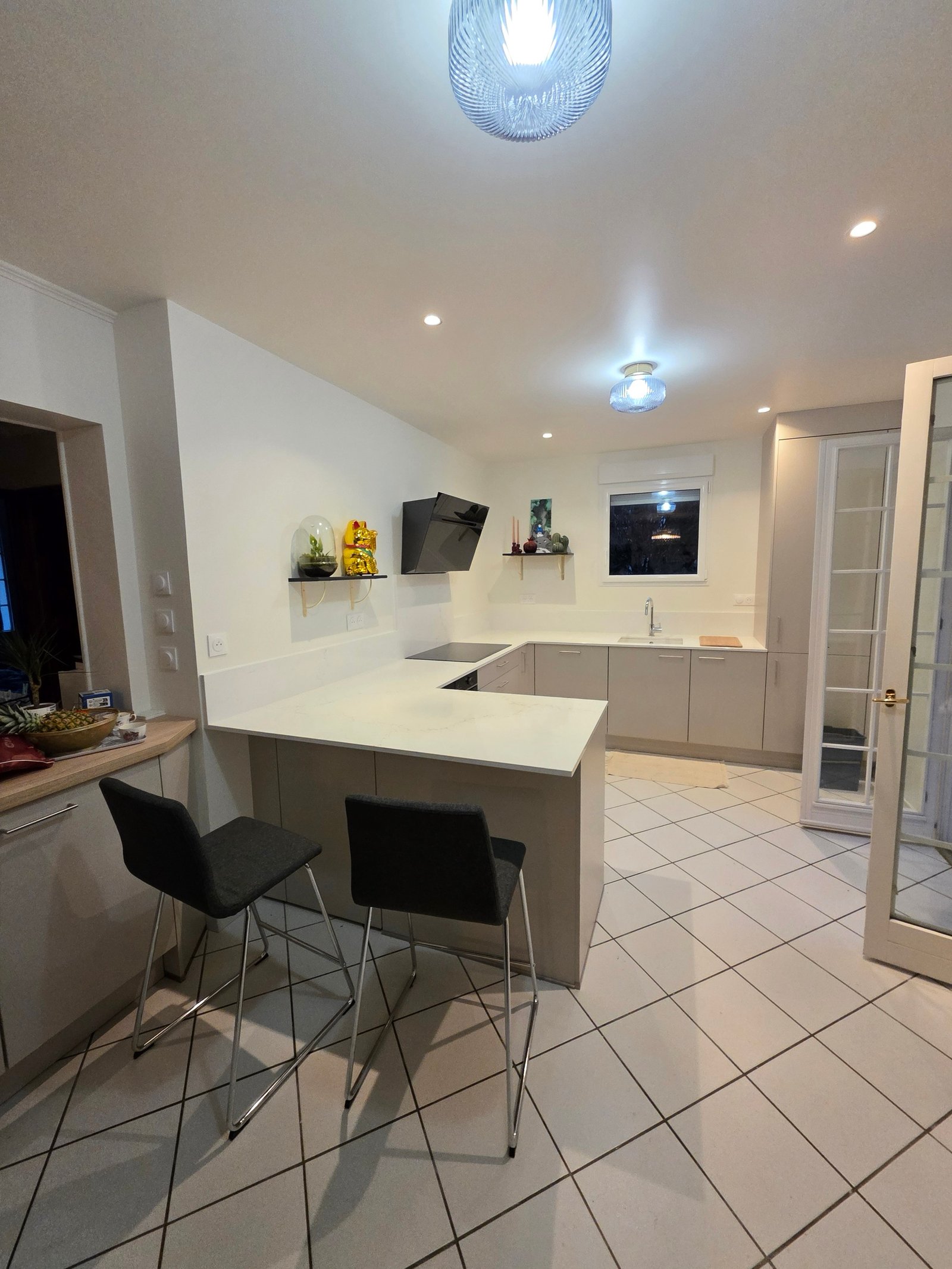 Cuisine en U avec Bar en Quartz Unistone Carrara Misterio