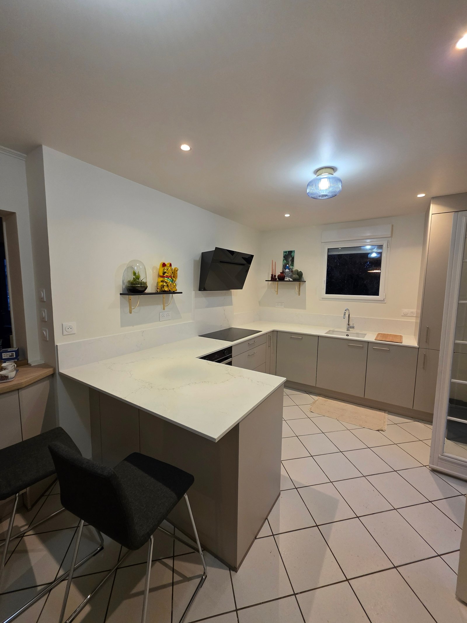 Cuisine en U avec Bar en Quartz Unistone Carrara Misterio