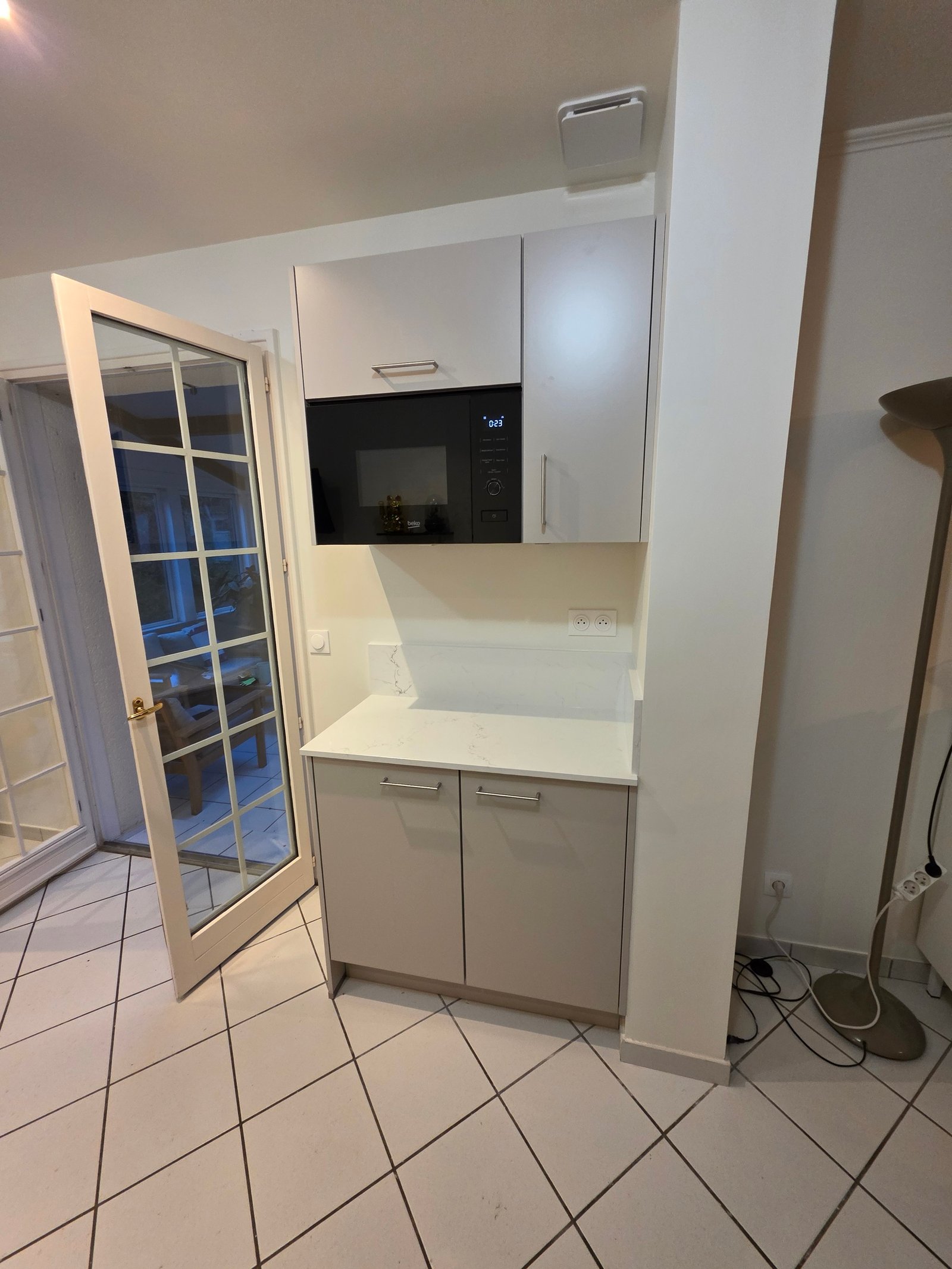 Cuisine en U avec Bar en Quartz Unistone Carrara Misterio