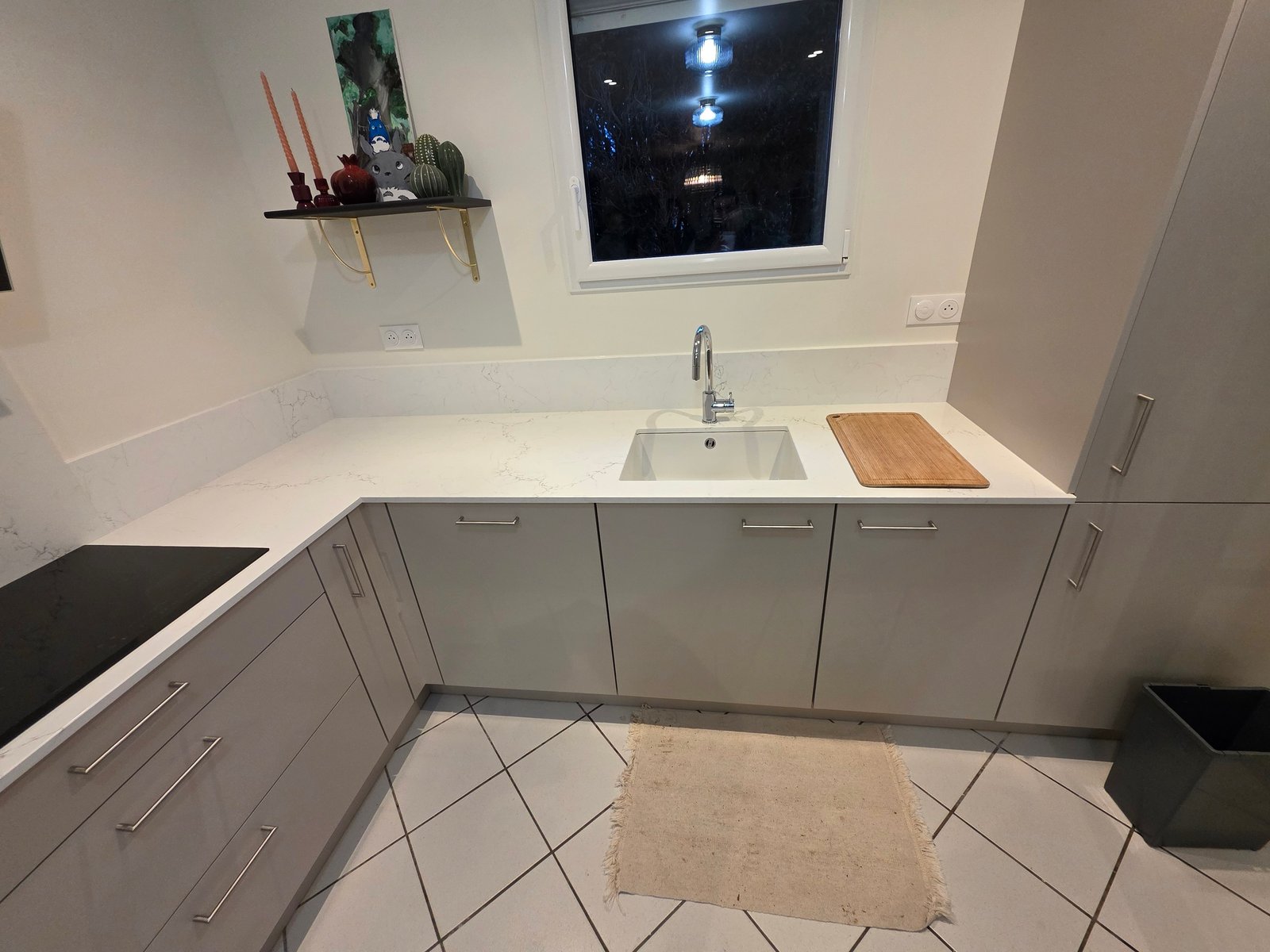 Cuisine en U avec Bar en Quartz Unistone Carrara Misterio