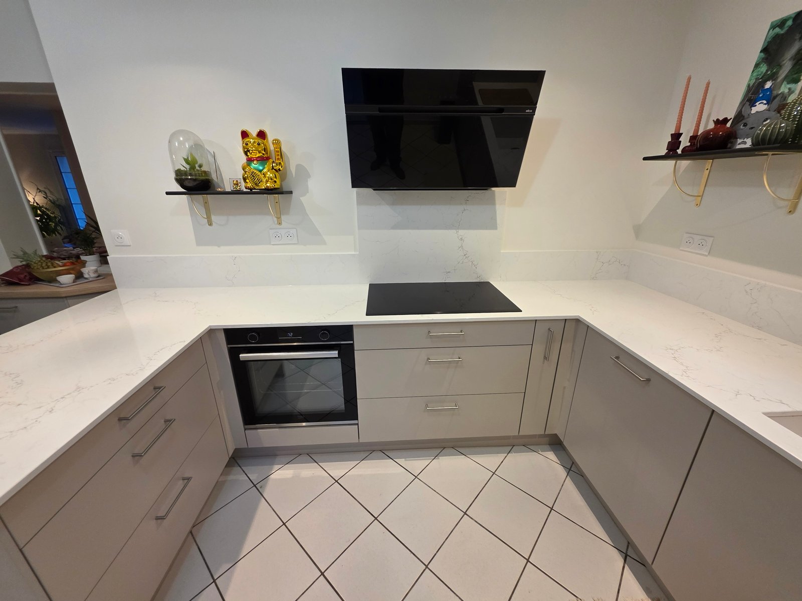 Cuisine en U avec Bar en Quartz Unistone Carrara Misterio