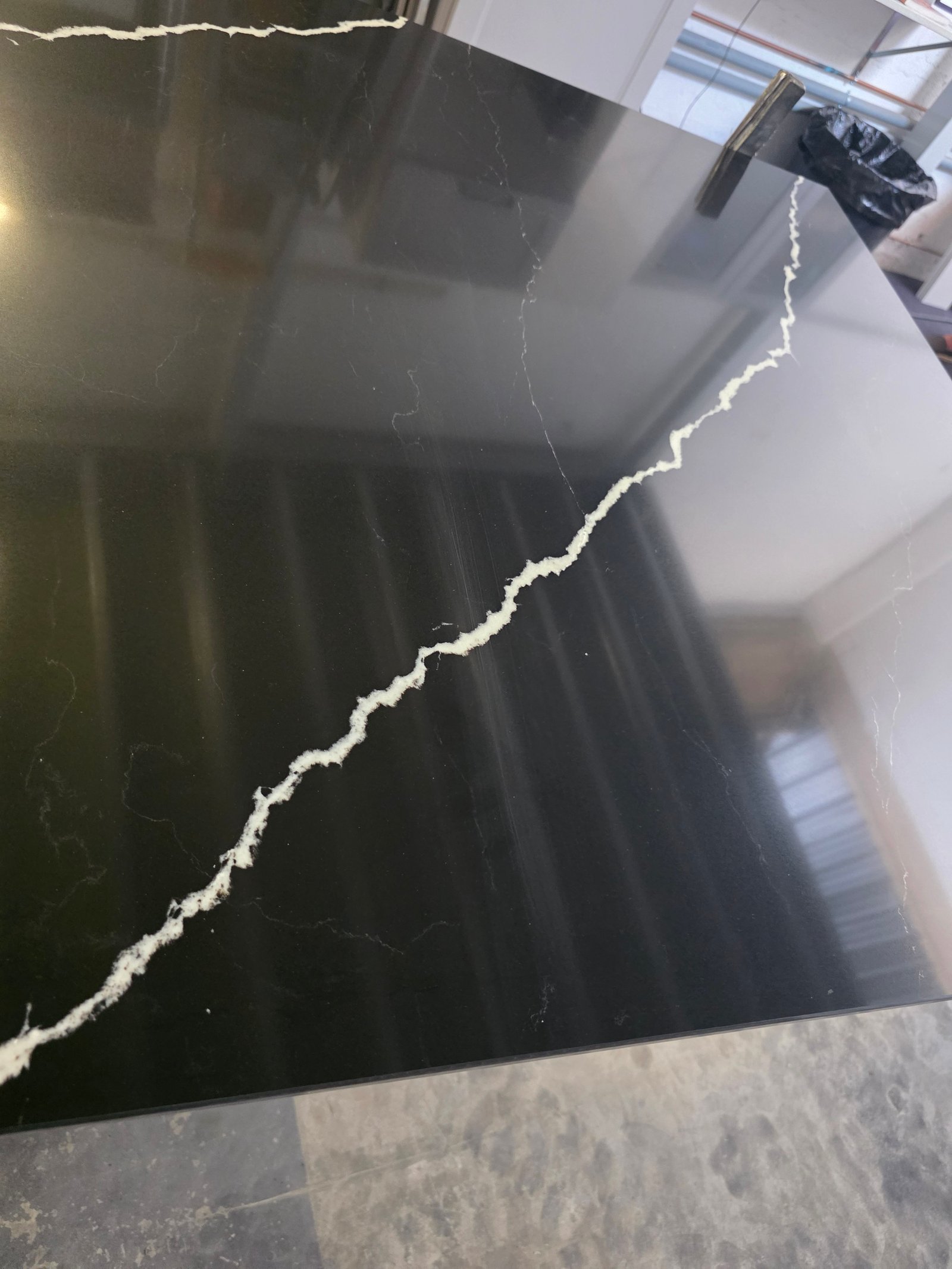 Cuisine avec Îlot en Quartz Unistone Nero Marquina