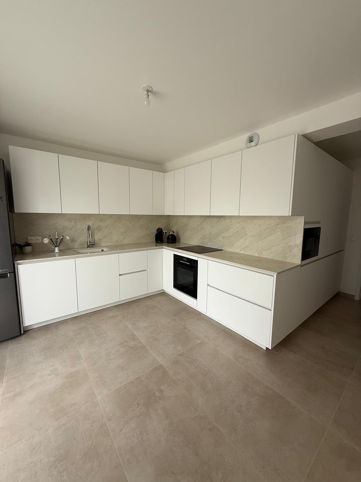 Cuisine Blanche en Quartz Unistone Taj Mahal