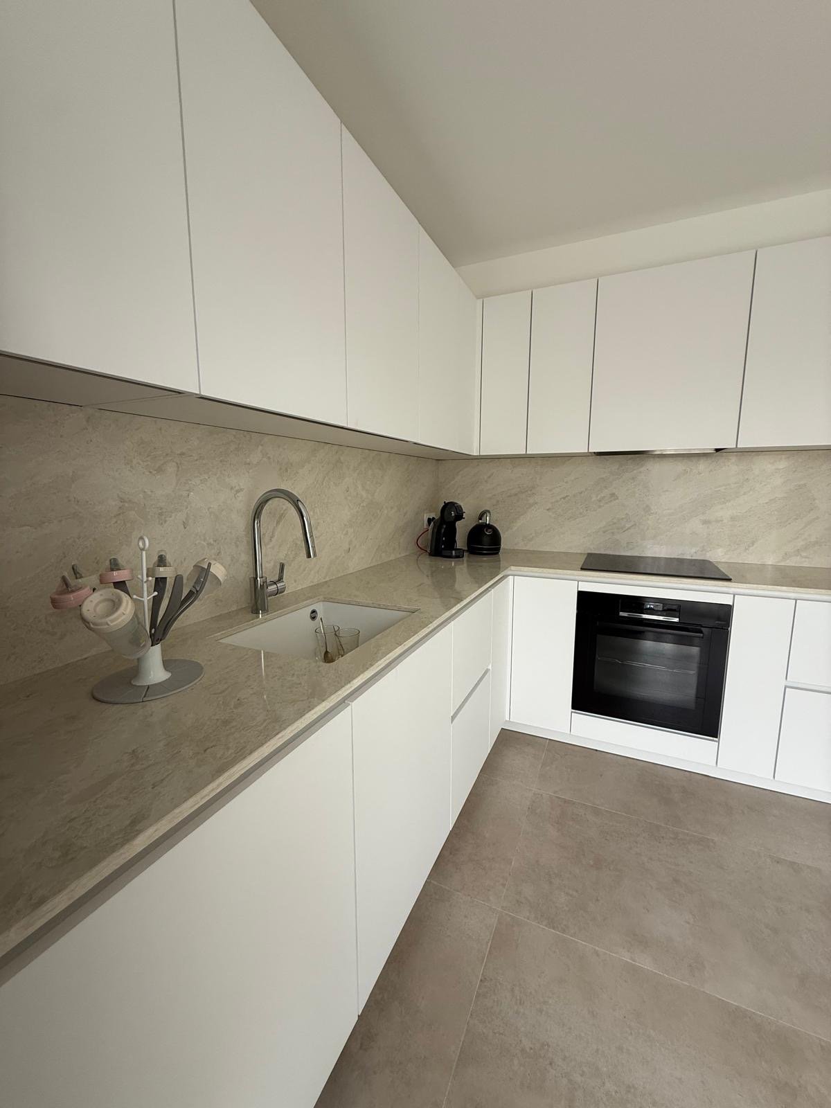Cuisine Blanche en Quartz Unistone Taj Mahal