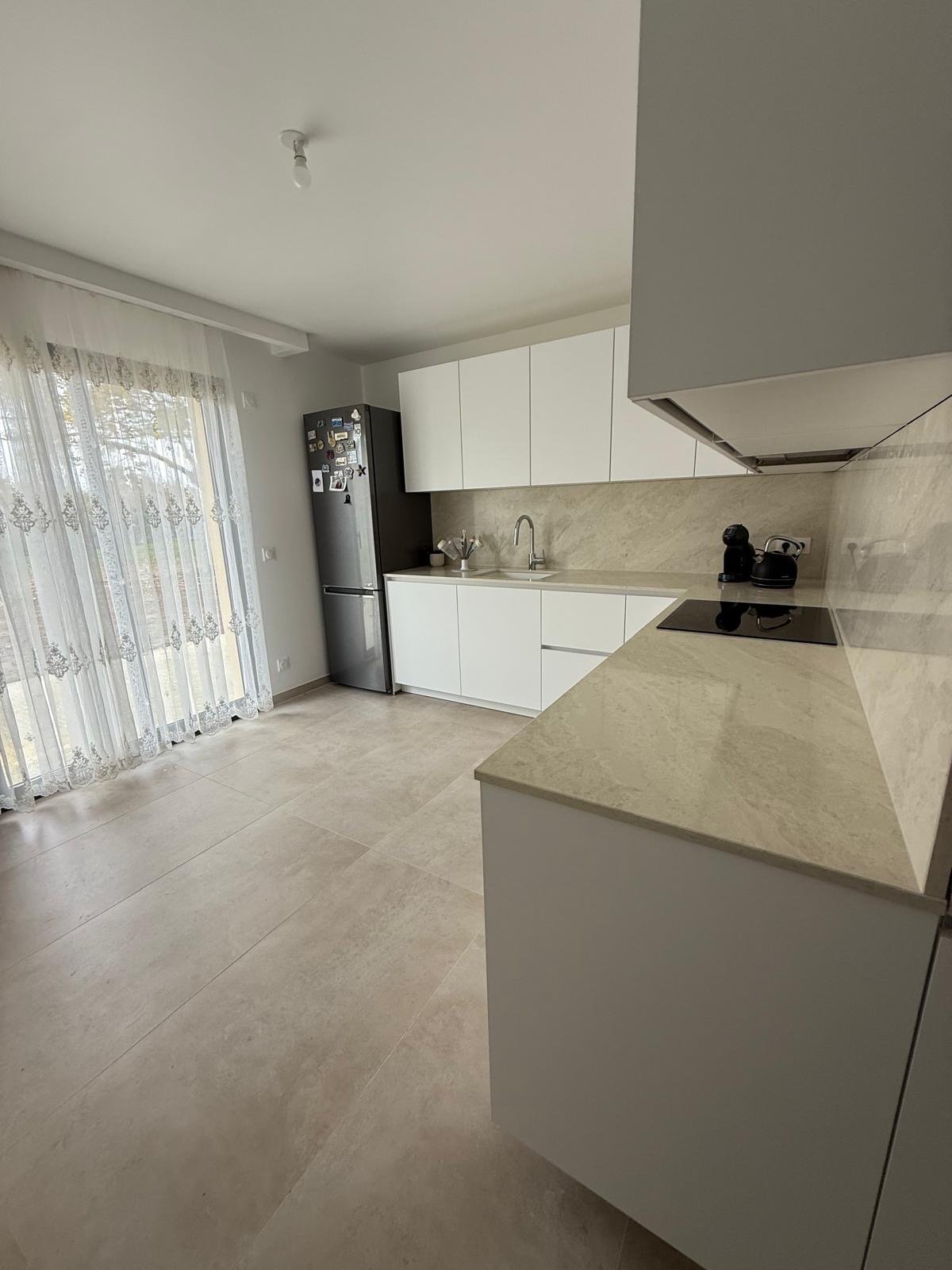 Cuisine Blanche en Quartz Unistone Taj Mahal