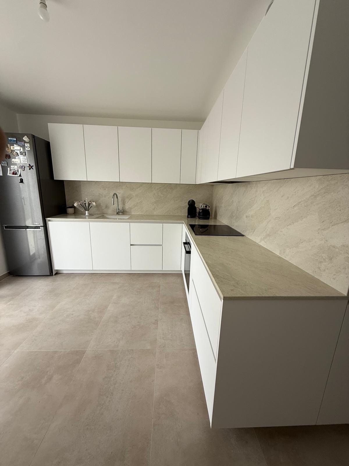 Cuisine Blanche en Quartz Unistone Taj Mahal