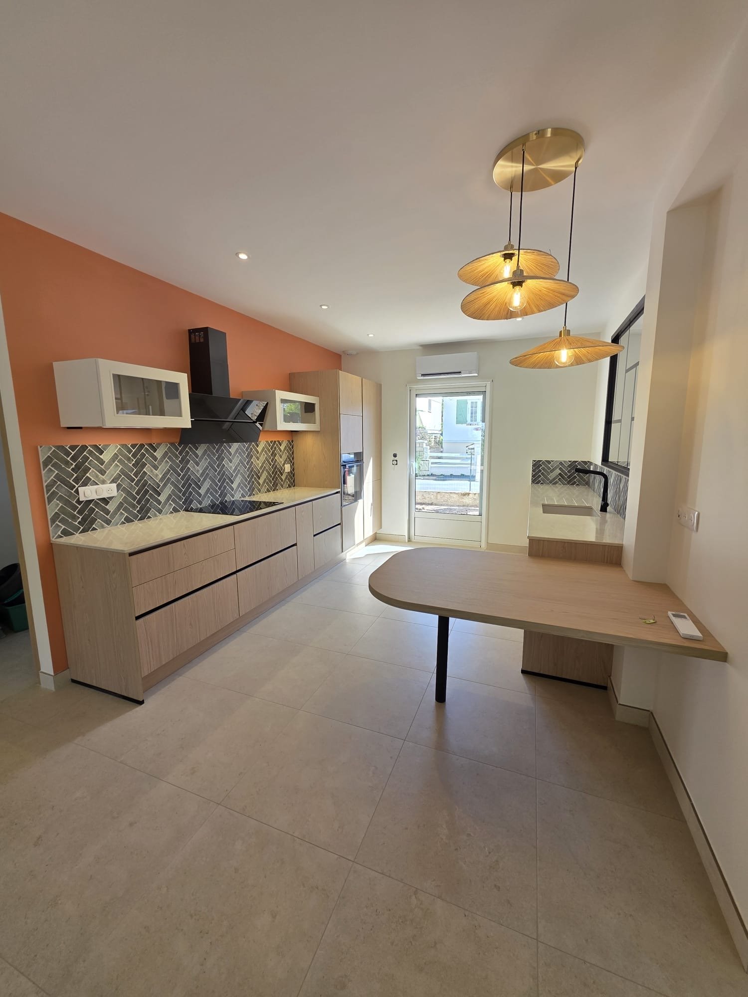 Cuisine avec Crédence Bois et Terracotta en Quartz Unistone Taj Mahal