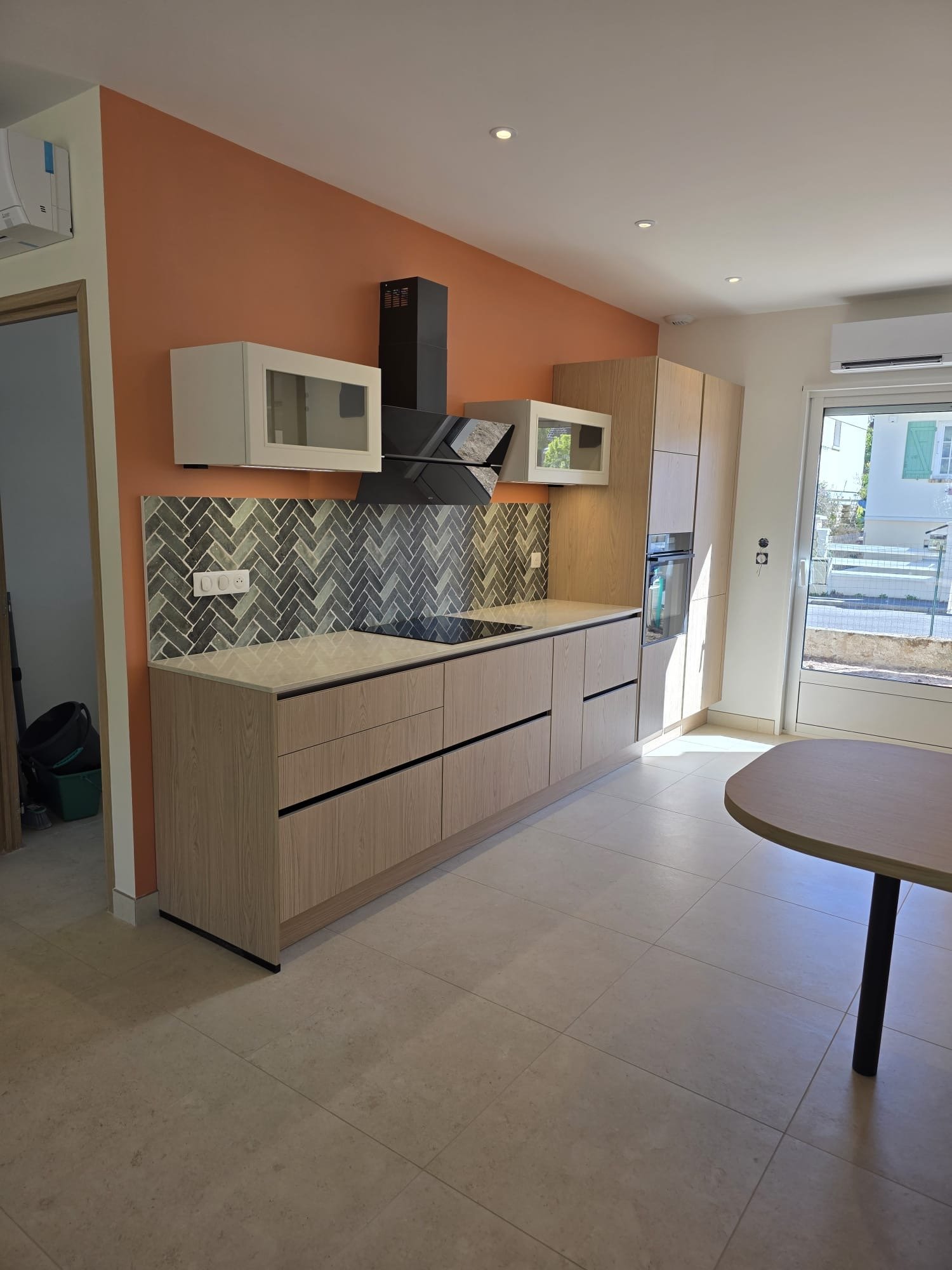 Cuisine avec Crédence Bois et Terracotta en Quartz Unistone Taj Mahal
