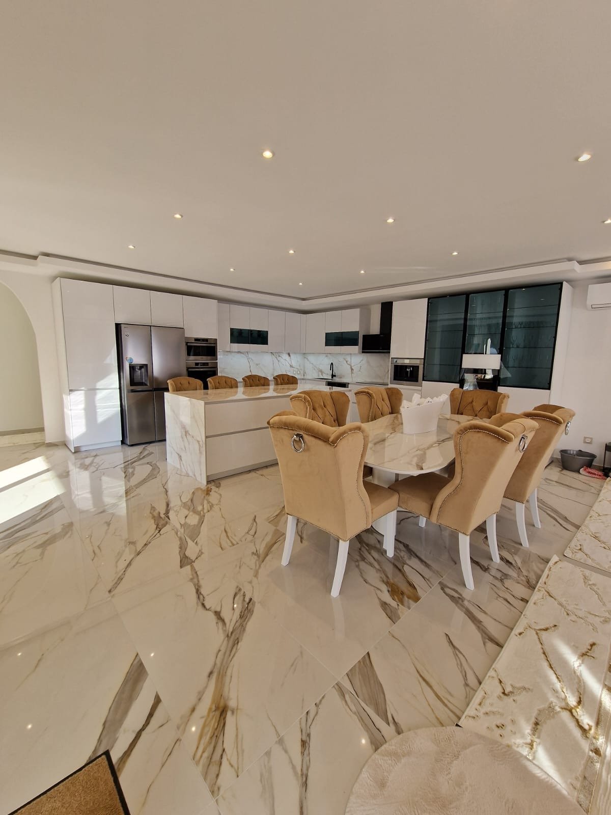 Grande Cuisine avec Îlot en Xtone Calacatta Gold